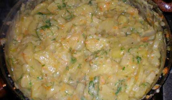 картофель в майонезе с ананасами и салатик свекла с сыром