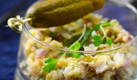 картофельный салат с белой рыбой