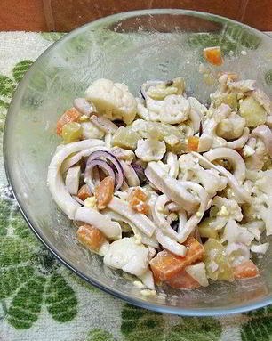 Картофельный салат с кальмарами