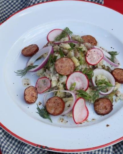 Рецепт картофельного салата с колбасками и беконом