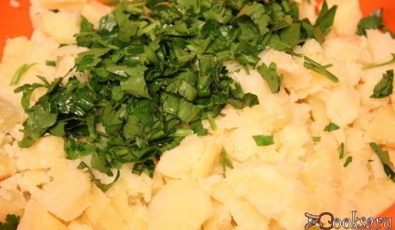 картофельный салат с яйцом и зеленью