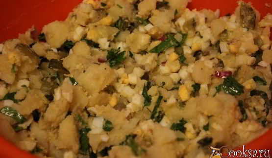 картофельный салат с яйцом и зеленью