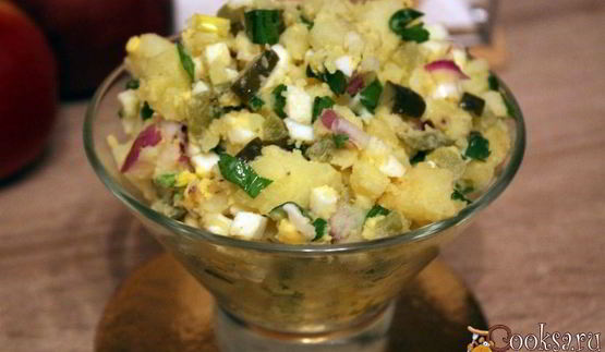 картофельный салат с яйцом и зеленью