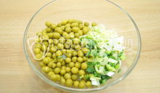 картофельный салат с зеленым горошком