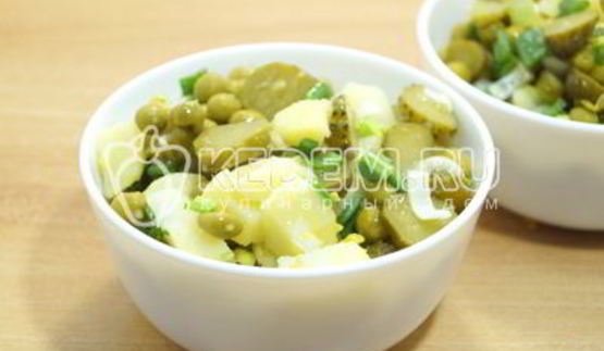 картофельный салат с зеленым горошком