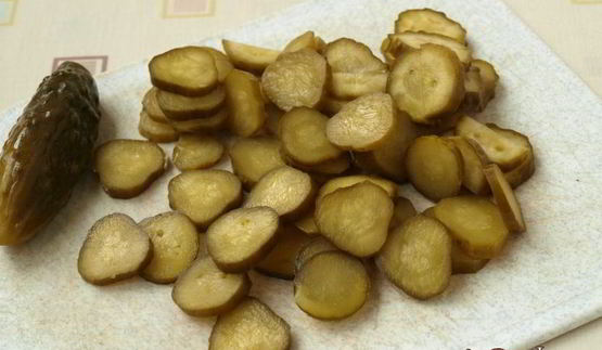 картофельный салат со щавелем и маринованными огурцами