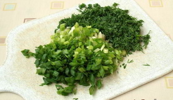 картофельный салат со щавелем и маринованными огурцами