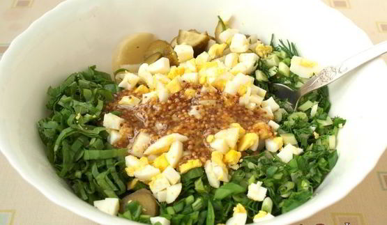 картофельный салат со щавелем и маринованными огурцами