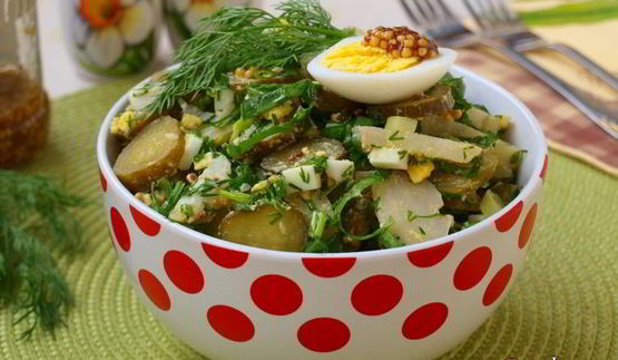 картофельный салат со щавелем и маринованными огурцами