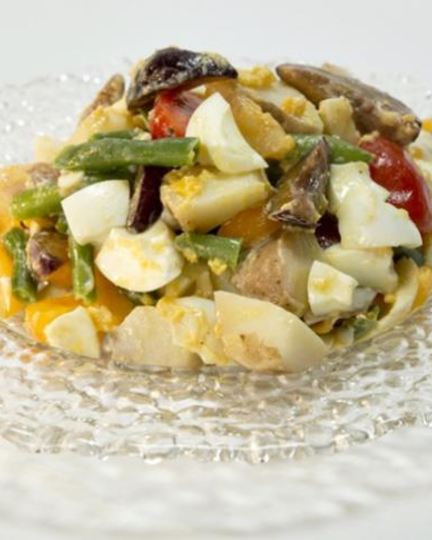 Рецепт картофельного салата со сливой и желтковой заправкой