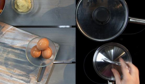 картофельный салат со сливой и желтковой заправкой