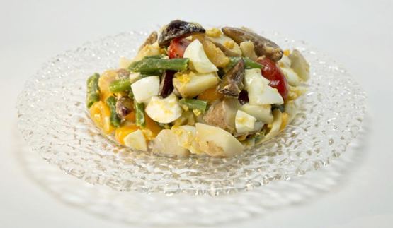 картофельный салат со сливой и желтковой заправкой