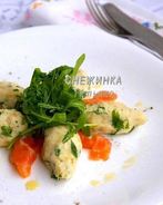 Салат из картофеля с рикоттой, каперсами и семгой