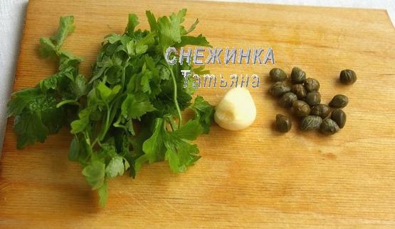 салат из картофеля с рикоттой, каперсами и семгой