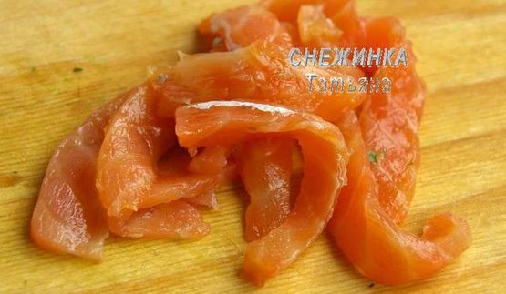 салат из картофеля с рикоттой, каперсами и семгой