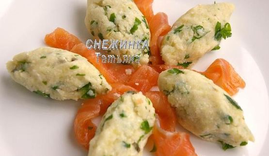 салат из картофеля с рикоттой, каперсами и семгой