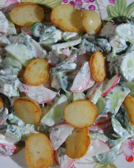 Рецепт салата из молодого картофеля с редисом и заправкой из феты