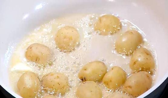 салат из молодого картофеля с редисом и заправкой из феты