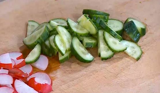 салат из молодого картофеля с редисом и заправкой из феты