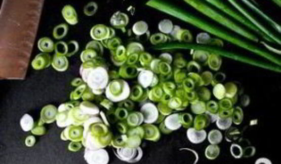 салат с картофелем, маринованным луком и спаржей