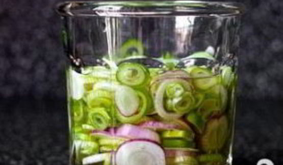 салат с картофелем, маринованным луком и спаржей