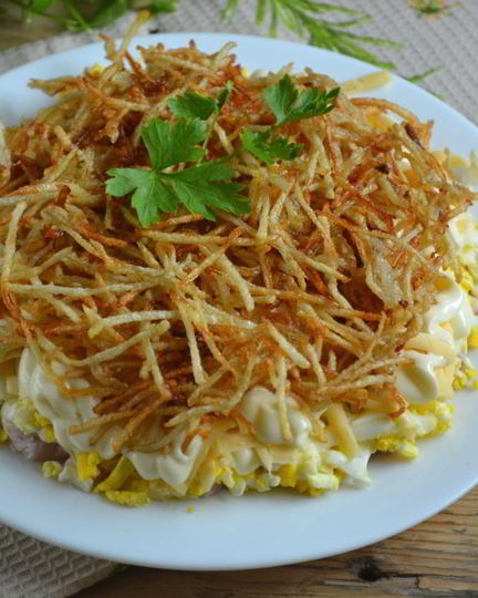 Рецепт салата с картофельной стружкой