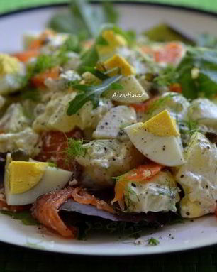 Салат с малосольной семгой и картофелем