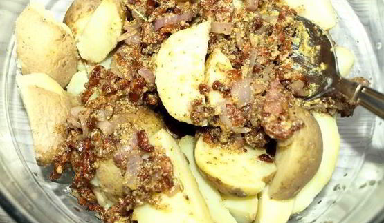 теплый картофельный салат с беконом