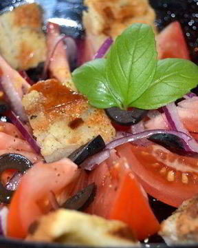 Хлебный салат панцанелла