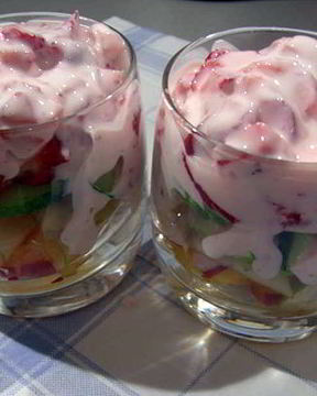 Легкий салат с клубникой