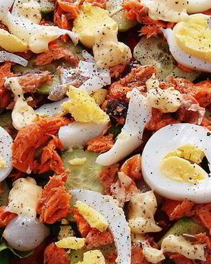 Лососевый салат с помидорами