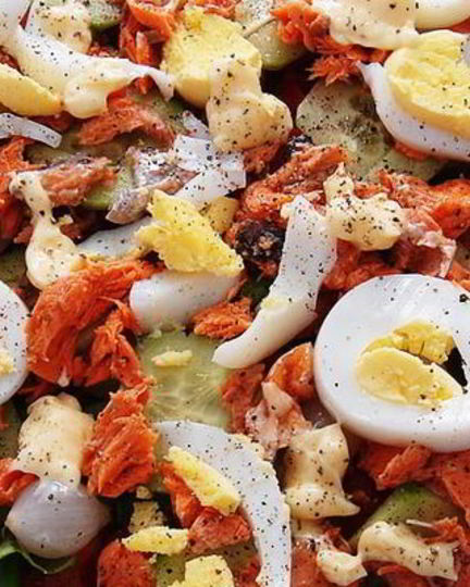 Рецепт лососевого салата с помидорами