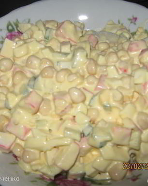 Обычный салат с крабовыми палочками