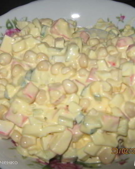 Рецепт обычного салата с крабовыми палочками