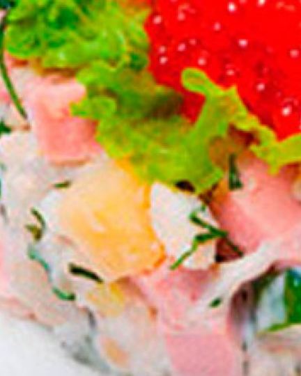 Рецепт хитрого оливье с раковыми шейками и красной икрой