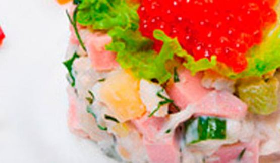 хитрый оливье с раковыми шейками и красной икрой