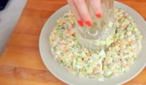 новогодний венок из оливье