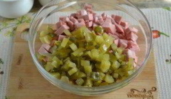 салат оливье классический с колбасой