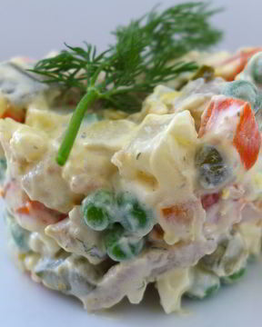 Салат Оливье классический с курицей