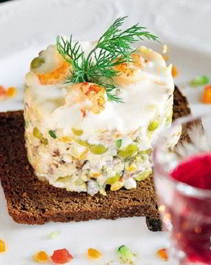 Салат Оливье с копченой курицей и креветками