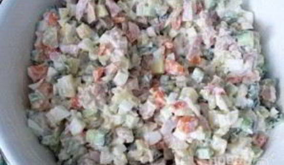 салат оливье с копченой курицей и креветками