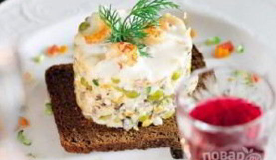 салат оливье с копченой курицей и креветками