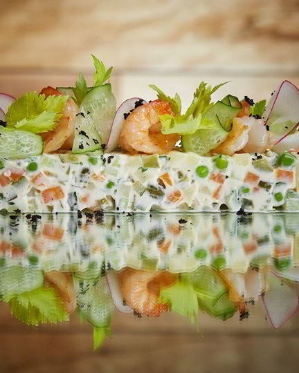 Рецепт салата оливье с креветками и зеленым тобико