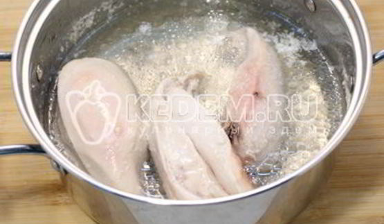 салат оливье с курицей и икорной закуской