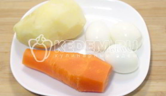 салат оливье с курицей и икорной закуской