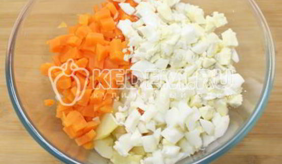 салат оливье с курицей и икорной закуской