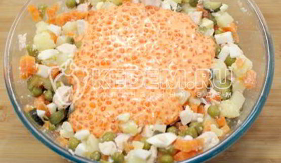 салат оливье с курицей и икорной закуской