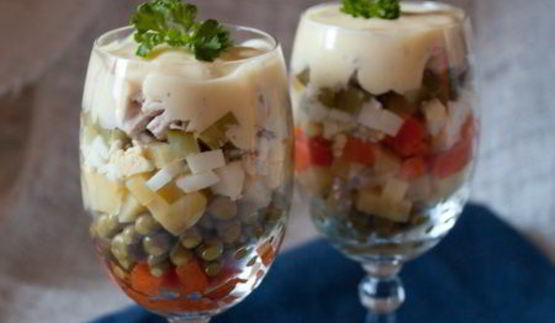 салат оливье с курицей под соусом айоли