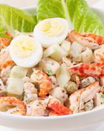 Салат Оливье с раковыми шейками