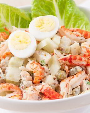 Салат Оливье с раковыми шейками